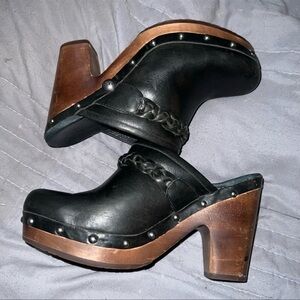 UGG KAYLEE STUDDED PLATFORM CLOG IN BLACK LEATHER WITH BRAIDED ACCENT//SIZE 8